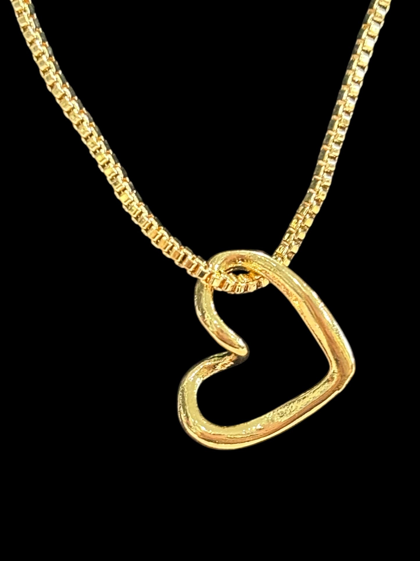 Gold Open Heart Pendant Necklace – Classic & Elegant